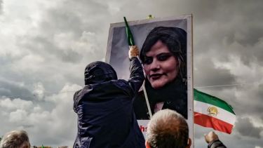Amini fue detenida en Teherán el 13 de septiembre por "vestimenta inapropiada", y murió tres días después.
