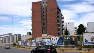 Los carteles proselitistas proliferan en Neuquén con funcionarios que están en campaña para ser electos en 2023. Foto Matías Subat.