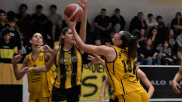 Partido atrapante y buen marco de público en el Viejo Ramírez para el duelo entre Pacífico y Berazategui. Fotos: Yamil Regules 