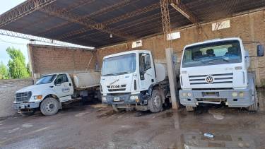 En el pañol de Obras Públicas del municipio se encuentran los vehículos fuera de servicio desde hace varios meses.
