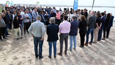 Carreras, el vicegobernador Alejandro Palmieri y el intendente Pesatti encabezaron la inauguración de la nueva planta. Foto: Marcelo Ochoa. 