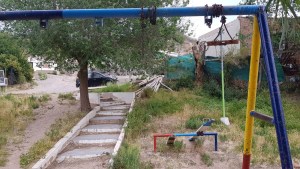 Denuncian en Centenario el abandono de una plaza que tiene cables pelados expuestos