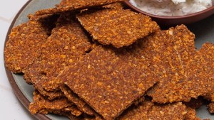 Raw crackers de tomates secos y aceitunas