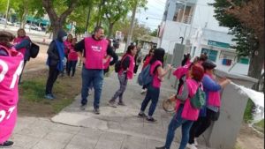 Marcharon a la municipalidad de Plottier en reclamo de asistencia para comedores