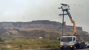 Robaron cables y dejaron si luces un tramo de la Ruta 22 en Chichinales