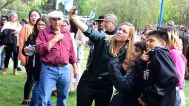 Soria también aprovechó para sacarse fotos con los vecinos del barrio de Gómez por su aniversario. Foto César Izza