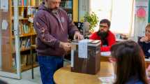 Imagen de Comenzó en recuento de votos por la elección de Unter en la seccional de Roca