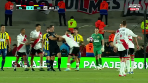La insólita reacción de Juanfer Quintero: empujón al árbitro y expulsión