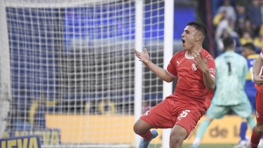 El festejo del pibe Javier Vallejo, que entró en el segundo tiempo y fue determinante para el empate del Rojo. 