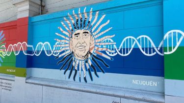 El reconocimiento a Oscar Arzamendia, del norte neuquino, por su labor en la pandemia. Foto: Gentileza Twitter @PeveAndrea