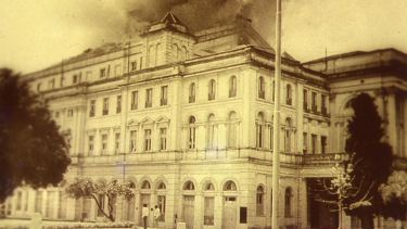 Un incendio destruyó en 1977 el Teatro Argentino de La Plata, principal sala lírica después del Colón. Archivo.  
