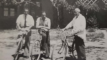 Zatti (a la derecha) con su medio de movilidad preferido. Foto: Archivo Histórico Salesiano.
