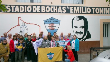 Familiares del santo en el acceso al Círculo Católico de Obreros de Viedma. Foto: Pablo Leguizamon.