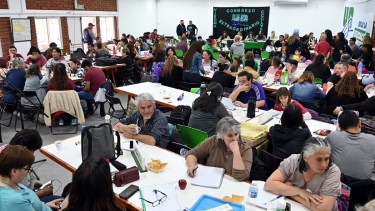 Los docentes se reunieron este viernes en la capital provincial. Foto: Marcelo Ochoa