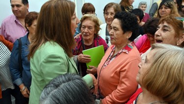 La presentación fue acompañada por delegaciones de adultos mayores de Viedma. Foto: Marcelo Ochoa.