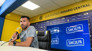 Carlos Tevez renunció como director técnico de Rosario Central: El ex director técnico de canalla llamó a la prensa tras 15 días de su pedido de refuerzos y tras confirmarse las cinco listas de candidatos de cara a las elecciones en el club. Tevez tomó al decisión de renunciar a Central porque considera que no podrá armar el equipo ni afrontar el próximo mercado de pases en las condiciones que él quisiera porque hasta el 18 de diciembre no se definirá quién será el nuevo presidente del club. Foto sebagranata