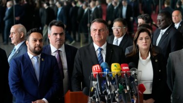 Caras largas en la primera aparición de Bolsonaro tras la derrota del domingo. 