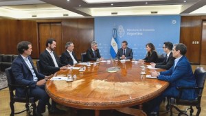 Aumento de combustibles: el gobierno acordó subas escalonadas hasta marzo
