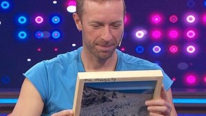 El líder de Coldplay se llevó un cuadro de los elefantes marinos entre la basura en Península Valdés