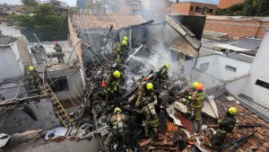 Ocho muertos al caer una avioneta en una zona residencial de Colombia