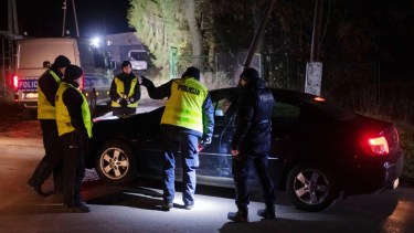 La policía patrulla las calles de Przewodow, la ciudad donde se produjo el ataque en Polonia. 