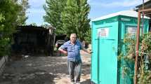 Imagen de Un vecino de Cipolletti contrató un baño químico por los desbordes cloacales