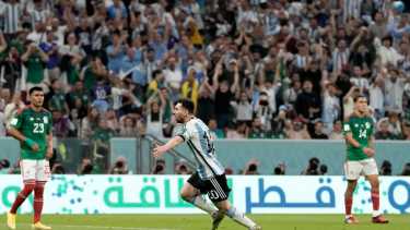 Lionel Messi le marcó el gol a México y sale a festejar con su gente. (AP Photo/Moises Castillo)