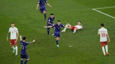 Julián Álvarez festeja su golazo en la victoria de Argentina sobre Polonia. (AP Photo/Hassan Ammar)