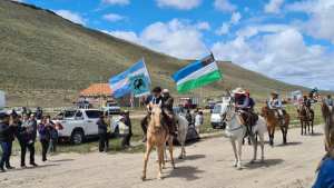 Colorido desfile y entrega de aportes en los festejos por el 76 aniversario de Ojos de Agua