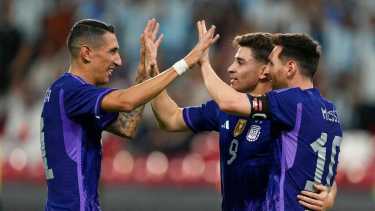 Messi, Di María y Álvarez, las figuras de Argentina en la goleada sobre Emiratos Árabes. (AP Photo/Kamran Jebreili)