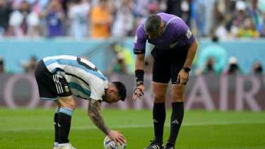 Slavko Vincic es esloveno  y el árbitro del primer partido de Argentina en el Mundial de Qatar.  En la foto con Messi en el penal para Argentina. (AP Photo/Ricardo Mazalan)