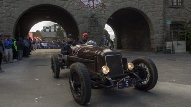 Alrededor de 80 autos clásicos participaron este miércoles de la largada simbólica del evento desde el Centro Cívico de Bariloche. (foto Marcelo Martínez)