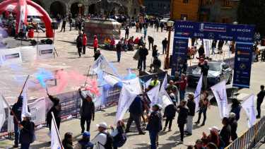 El sindicato gastronómico protestó a finales de noviembre pasado en el Centro Cívico de Bariloche durante la largada simbólica de las Mil Millas Sport. (foto de archivo)