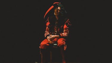 Gustavo Garzón protagoniza "Bufón", basada en “El canto del cisne” y “Sobre el daño que
hace el tabaco”, dos textos de Anton Chéjov.
