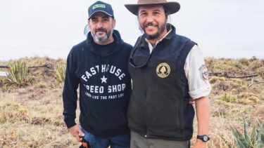 El guardaparque Leonardo Juber, con uno de los organizadores del Dakar amateur, que paso por el parque nacional. El intendente del área, Ricardo Pereyra, avalo el recorrido. 