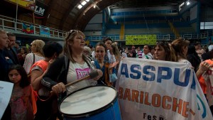 Protesta, tensión y retiro de la gobernadora Carreras de un acto ante una protesta de Asspur en Bariloche