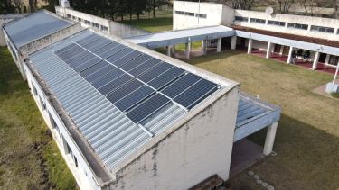 En general, las escuelas cuentan con importantes superficies en sus techos para instalar equipos fotovoltaicos. Foto: gentileza El Nuevo Cronista. 