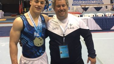 El roquense Fausto Catini, junto a su entrenador Maxi Fattori, luce con orgullo la medalla dorada. (Foto: Manantial Deportivo)