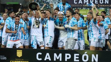 Racing levantó el Trofeo de Campeones en un partido caliente.