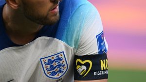 Las protestas de Inglaterra contra Qatar: rodilla al piso y cinta de capitán alusiva
