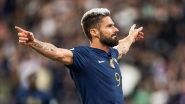 Giroud metió 2 contra Australia y empató a Thierry Henry como goleador histórico francés.
