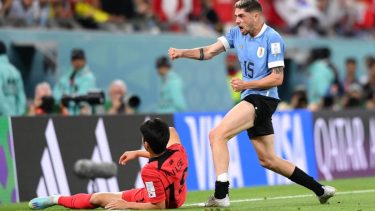 Valverde y el festejo tras cortar un avance rival.