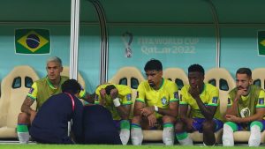 Neymar salió con una lesión en el tobillo y encendió las alarmas en Brasil