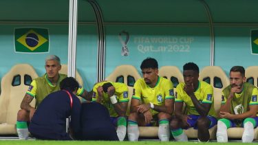 Neymar desconsolado en el banco de suplentes de Brasil.