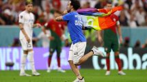 Imagen de Mundial Qatar 2022: Un hincha invadió la cancha con una bandera con los colores LGBTIQ+