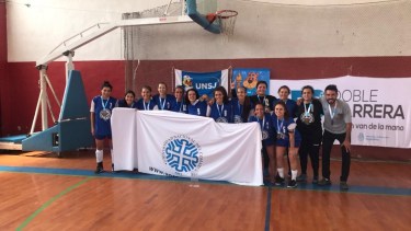El equipo de futsal de mujeres de la UNC trajó la primera medalla dorada de la universidad. Foto: https://www.uncoma.edu.ar/