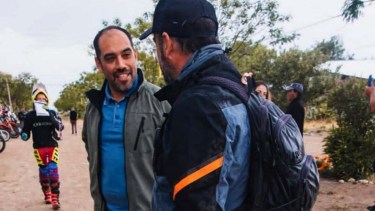 El intendente de Sierra Grande Renzo Tamburrini junto a uno de los organizadores del Dakar amateur, durante el paso del evento por Playas Doradas