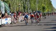 Imagen de Tivani en un sprint tremendo ganó la primera etapa de la Vuelta al Valle