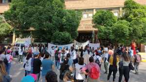 Por allanamientos a una organización social, salieron a las calles de Roca a reclamar