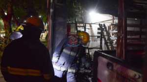 Una fábrica de aberturas se incendió en el centro de Roca